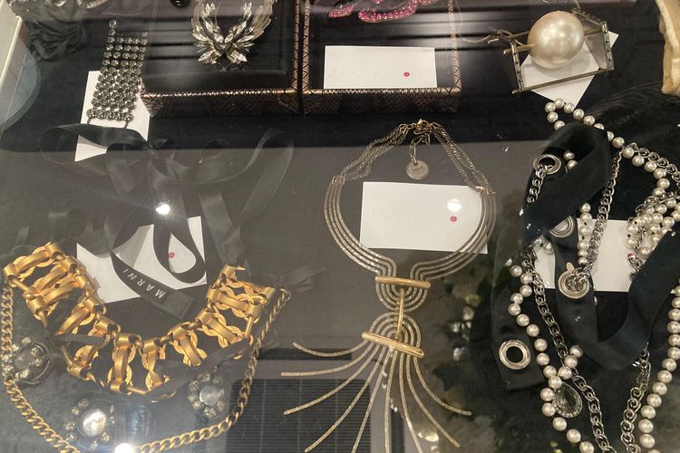 Koleksi barang preloved branded di Buds & Buttons, Jakarta Selatan, Kamis (25/9/2025).