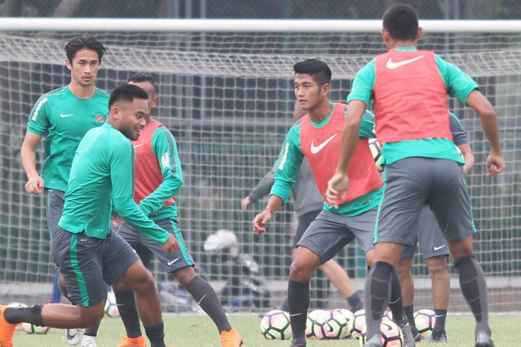 Pemain timnas U-23 Indonesia sedang melakukan latihan.