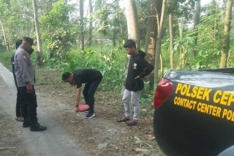 Polisi melakukan olah TKP di lokasi pencurian sepeda motor di Cepogo, Boyolali, Jawa Tengah. 