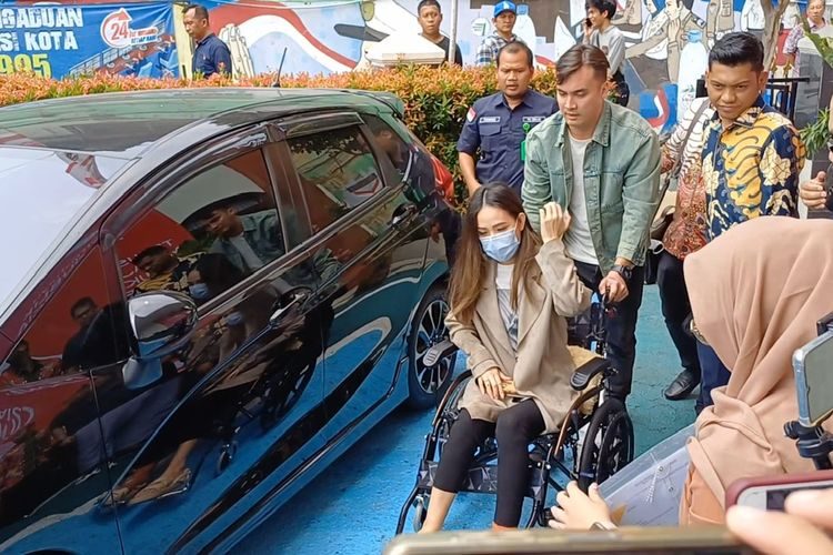 Lady Nayoan pakai kursi roda dan dibantu Rendy Kjaernett di Pengadilan Negeri (PN) Bekasi, Jawa Barat, Rabu (16/8/2023). 
