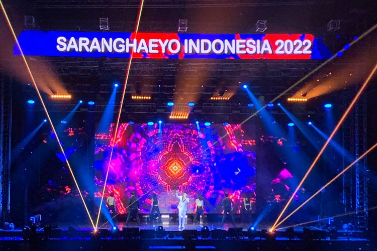 Penyanyi trot Korea Selatan Young Tak menguncang panggung festival musik Kpop Saranghaeyo Indonesia 2022 yang dihelat di Istora Senayan, Jakarta Pusat, Sabtu (10/12/2022).