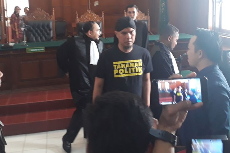 Ahmad Dhani saat sidang perkara Vlog Idiot di PN Surabaya, Kamis (7/2/2019)