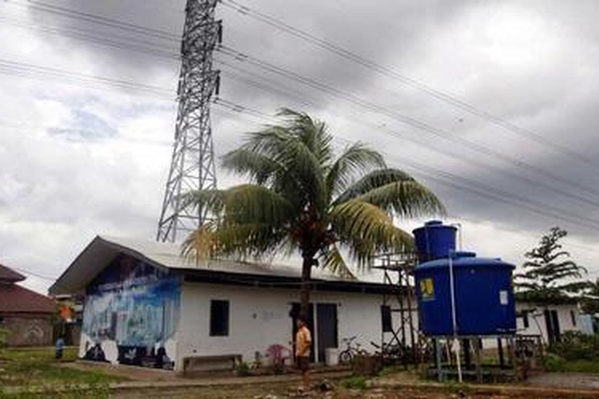 Sejumlah bocah bermain di dekat lokasi pengungsian Kertamukti II, Tangerang, Banten, Sabtu (30/01/2010). Meski pemerintah Tangerang Selatan sudah mengeluarkan aturan pengosongan, sebanyak lima kepala keluarga bersikeras tetap tinggal hingga adanya ganti rugi dari pemerintah pusat melalui Badan Nasional Penanggulangan Bencana (BNPB) yang sudah dijanjikan.