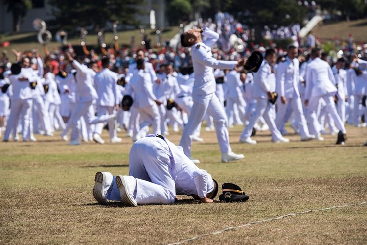 Seorang Pamong Praja Muda (PPM) angkatan XXV melakukan sujud syukur seusai upacara Kelulusan dan Pelantikan Institut Pemerintahan Dalam Negeri (IPDN) Tahun 2018 di Jatinangor, Sumedang, Jawa Barat, Jumat (27/7/2018). Presiden Joko Widodo melantik sebanyak 1.456 Pamong Praja Muda yang akan ditempatkan di seluruh pelosok daerah di Indonesia. 