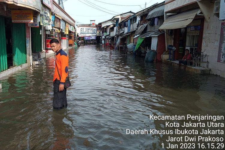 Suasana genangan air yang muncul di Penjaringan, Jakarta Utara, pada Minggu (1/1/2023).