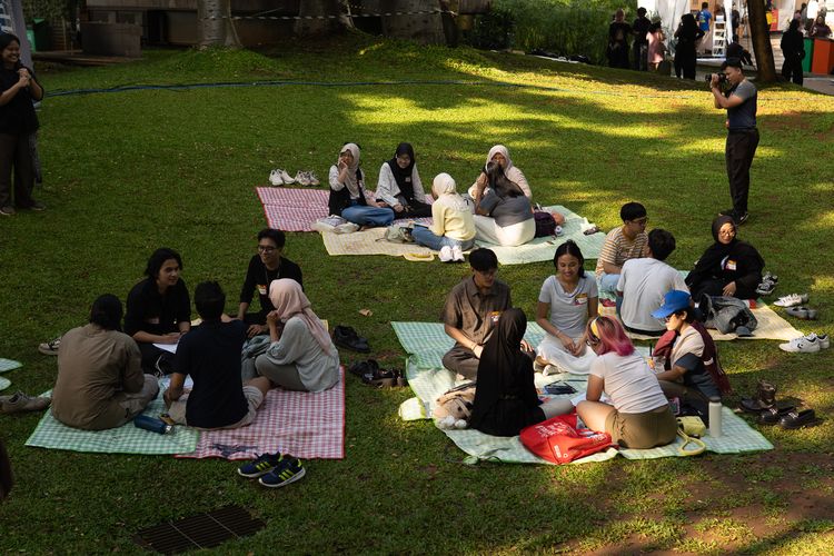 Tren Tempat Nongkrong Anak Muda: Nyaman di Mal atau Hemat di Taman?