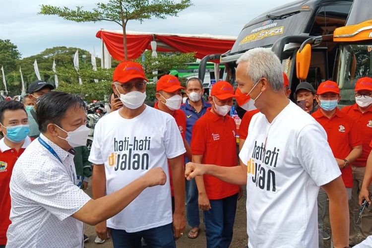 Gubernur Jawa Tengah Ganjar Pranowo dan Direktur Utama Bank Jateng Supriyatno. 