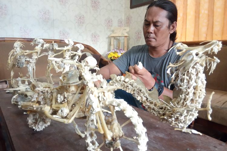 Anton Prihartono membuat kerajinan berbahan tulang ayam.