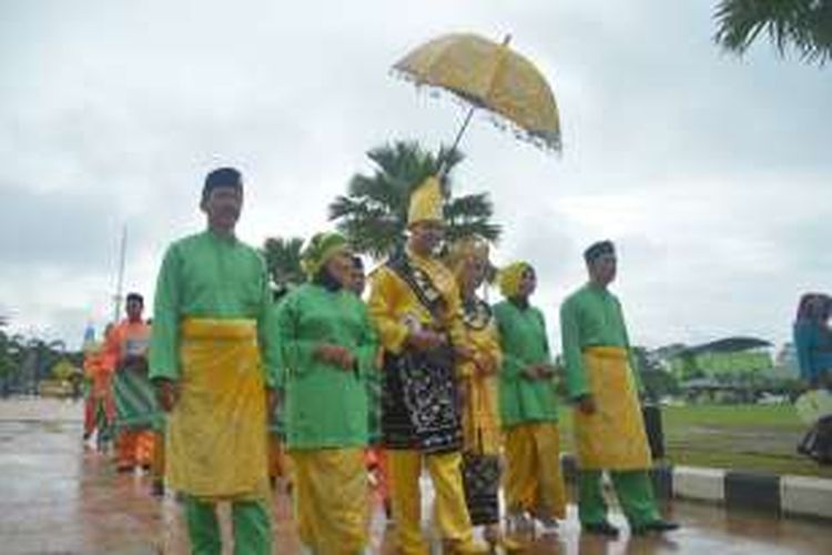 Peserta Festival Arakan Pengantin dalam rangka memeriahkan Hari Jadi ke-245 Kota Pontianak, Kalimantan Barat, berjalan dari arah Museum Negari Kalbar menuju Masjid Raya Mujahidin, Minggu (9/10/2016).