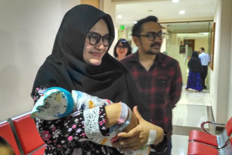 (Dari kiri) Kaisar Prabuditya Putra Revolusi, Prabu Revolusi, Zee Zee Shahab, dan anaknya yang baru dilahirkan, Lucky Keriym Putra Revolusi, saat jumpa pers di RSIA Evasari, Jakarta Timur, Senin, (6/8/2018).