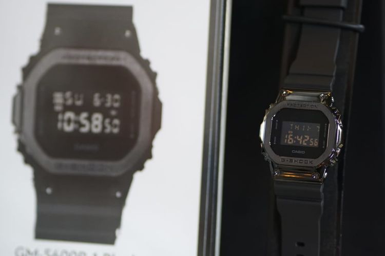 Jam tangan G-Shock GM-5600B-1DR dengan bezel hitam black ion-plated steel yang dipadukan dengan dial hitam serta strap hitam