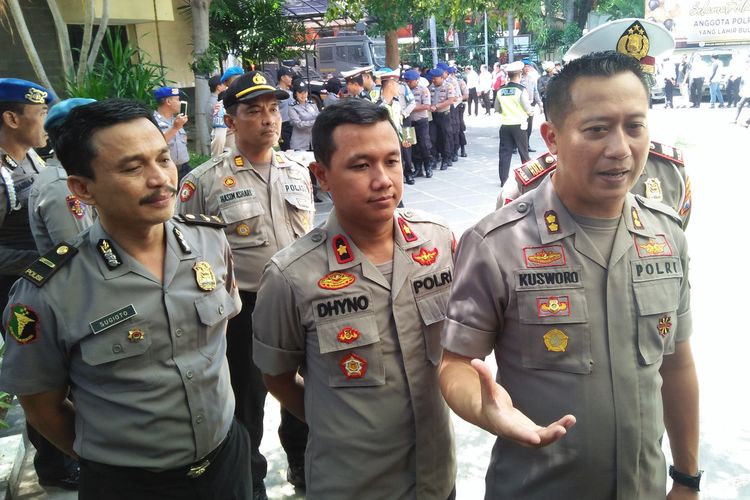 Kapolres Gresik AKBP Kusworo Wibowo (kanan) saat memberikan penjelasan kepada awak media, beberapa waktu lalu.