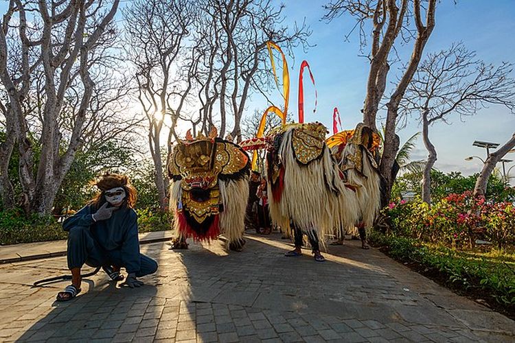 Ngelawang barong, salah satu tradisi Hari Raya Galungan di Bali