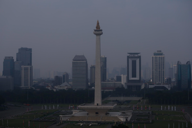Lanskap Kota Jakarta yang diselimuti kabut asap polusi, Kamis (24/5/2023). Menurut data situs penyedia peta polusi IQAir, indeks kualitas udara saat itu mencapai 155 atau masuk dalam kategori tidak sehat.