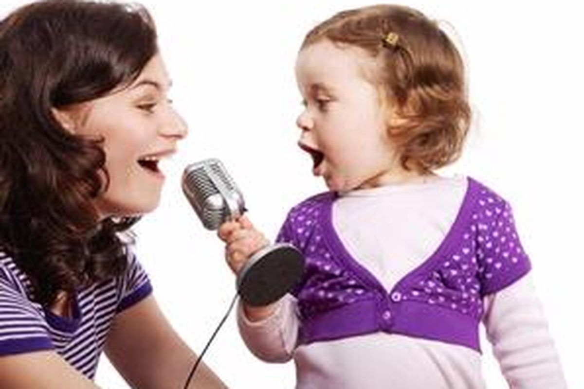 Menyanyi adalah salah satu bentuk komunikasi dengan anak. 