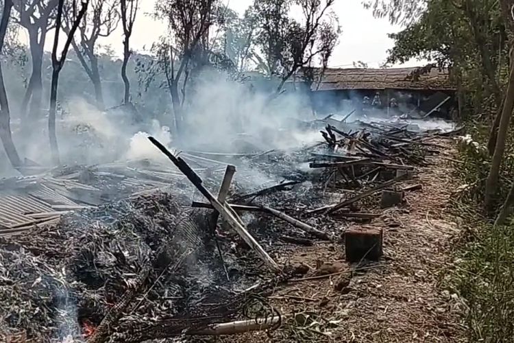 Kebakaran bekas kandang peternakan ayam di Desa Kramat, Kecamatan Socah, Bangkalan, Jawa Timur, Kamis (19/9/2024).