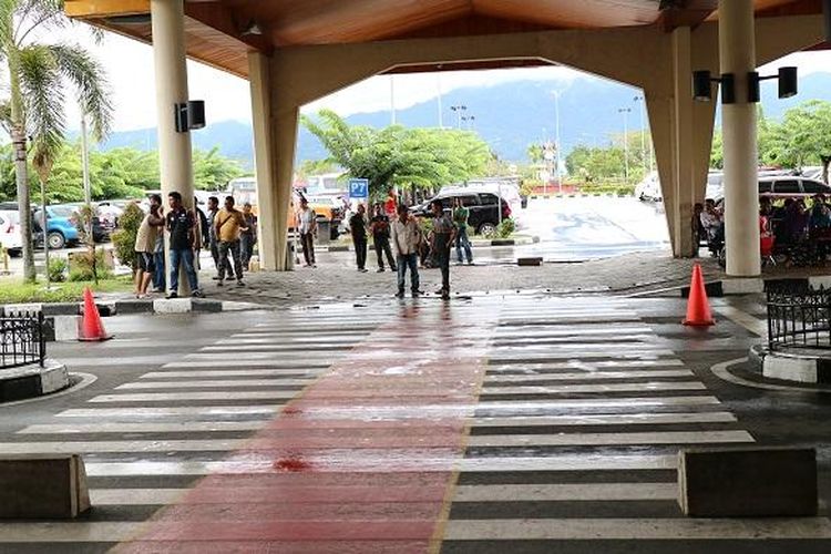 Sopir-sopir mobil travel di Bandara Internasional Minangkabau menawarkan jasa angkutan untuk menuju obyek-obyek wisata di Sumatera Barat.