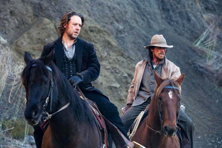 Russell Crowe dan Christian Bale dalam film drama aksi 3:10 to Yuma (2007).