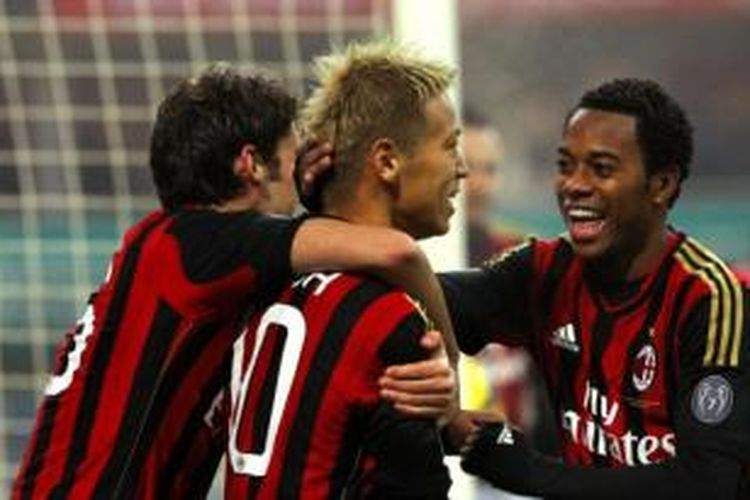 Gelandang AC Milan, Keisuke Honda (tengah), seusai mencetak gol ke gawang Spezia pada 16 besar Coppa Italia di Stadion San Siro, Rabu atau Kamis (16/1/2014) dini hari WIB. Milan menang 3-1 pada pertandingan tersebut. 