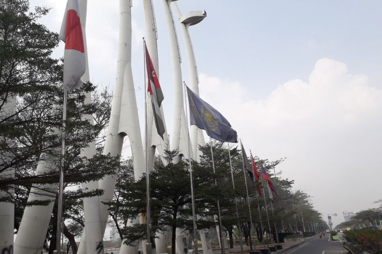 Deretan bendera negara peserta Asian Games 2018 di Jalan Benyamin Sueb, Rabu (25/7/2018).