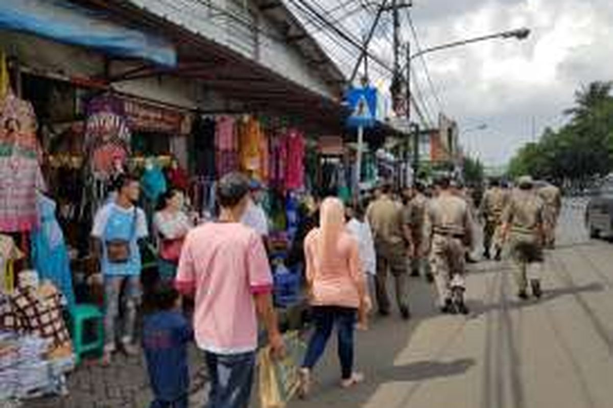 Satpol PP merazia pedagang kaki lima (PKL) Tanah Abang, Jakarta Pusat, Kamis (10/6/6/2016).