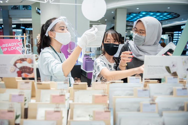 Aktivitas di toko Innisfree mal Kota Kasablanka Jakarta.