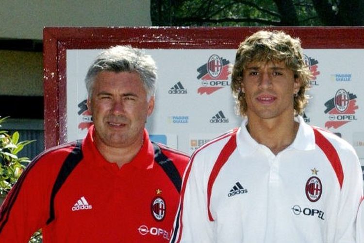 Carlo Ancelotti pada saat memperkenalkan Hernan Crespo sebagai rekrutan anyar AC Milan, 15 Juli 2004