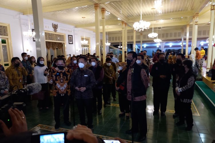 Sultan bersama menteri kesehatan Budi Gunadi Sadikin di Banhsal Kepatihan, Kota Yogyakarta, Kamis (21/7/2022)