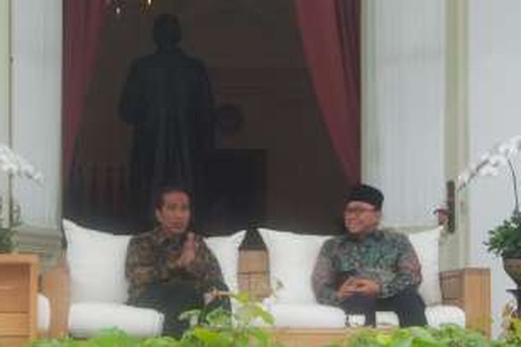 Suasana pertemuan antara Presiden Joko Widodo dengan Ketua Umum PAN Zulkifli Hasan di beranda Istana Merdeka, Rabu (30/11/2016).