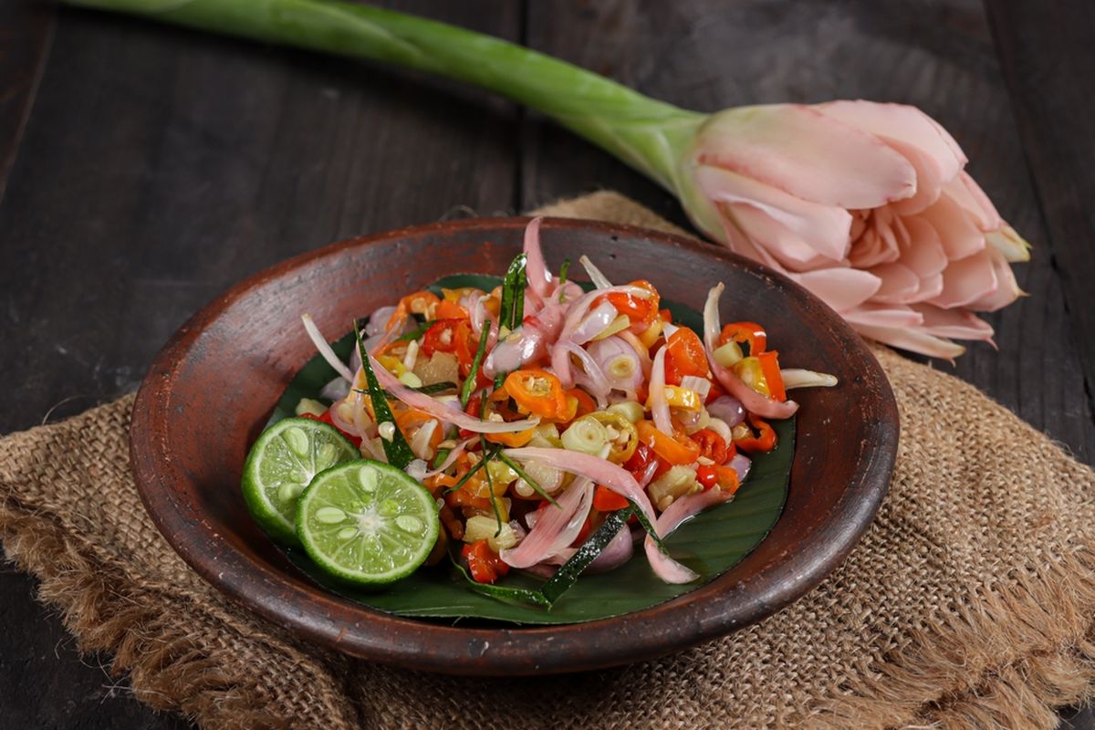 Ilustrasi sambal kecombrang untuk dihidangkan bersama bahan masakan lainnya.