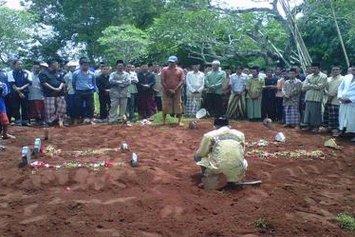 Empat jenazah korban kecalakaan maut di Gambir, Jakarta Pusat, yang berasal daru Kabupaten Jepara, Jawa Tengah, hari ini, Senin (23/1/2012), dimakamkan di Desa Singorojo, Kecamatan Mayong, Jepara. Mereka adalah Nanik Riyanti (25), Yusuf Sigit Prasetyo (2,5), Suyatmi (50), dan Pipit Alfi Fitriasih (18).