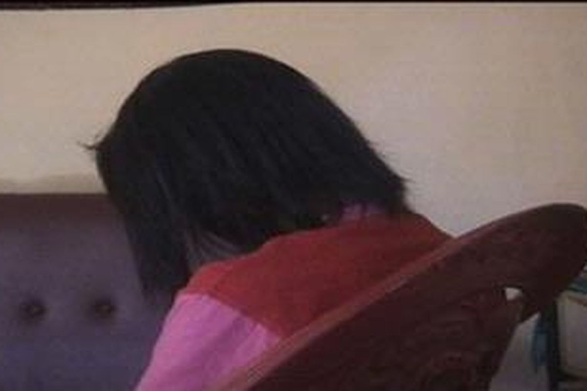 Dua siswi SMP yg tergolong berprestasi di Polewali mandar meniggalkan kampung halamannya lantaran malu dan taruma dengan kaus dugaan pemerkosaan yang dilakukan gurunya. Korban mengaku meniggat dari rumah lantaran ingin mencari ketenagan