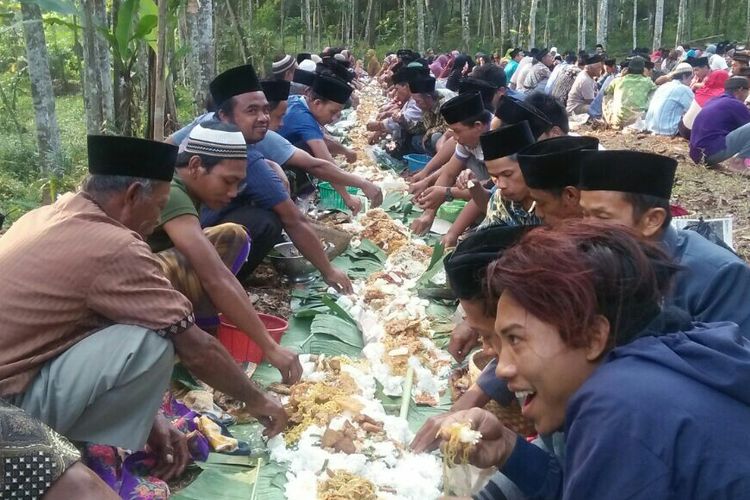 Ratusan warga di Desa Kalongan, Kecamatan Ungaran Timur, Kabupaten Semarang, Jumat (13/4/2018) pagi, menggelar tradisi Sadranan. 