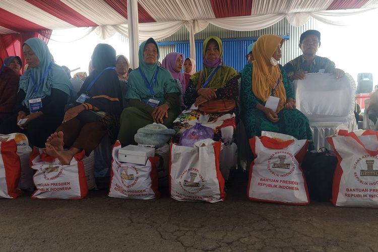 warga yang sudah menerima paket sembako dan tamu undangan menunggu dkedatangan Presiden Joko Widodo di Gudang Bulog Kabupaten Pekalongan