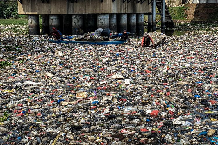 Lautan sampah membentang di perairan Sungai Citarum di kawasan Batujajar, Kabupaten Bandung Barat (KBB), Jawa Barat, Rabu (12/6/2024) pagi. Tepat di bawah Jembatan Callender Hamilton (DH) atau Babakan Sapan (BBS) sampah-sampah itu menutup lapisan air sepanjang mata memandang dari ujung aliran sungai hingga muara di waduk Saguling.