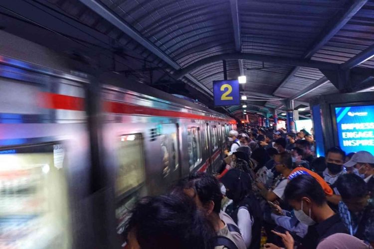 Penumpang membeludak di Stasiun Sudirman