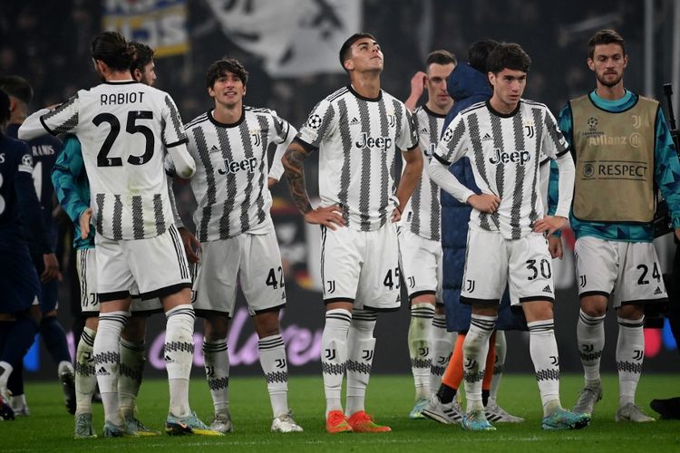 Reaksi para pemain Juventus usai kekalahan dari PSG pada pertandingan Juventus vs PSG di Allianz Stadium, Kamis (3/11/2022) yang berakhir dengan skor 1-2. Terkini, Juventus dihukum pengurangan 15 poin oleh FIGC karena kasus transfer. (Foto oleh FRANCK FIFE / AFP)