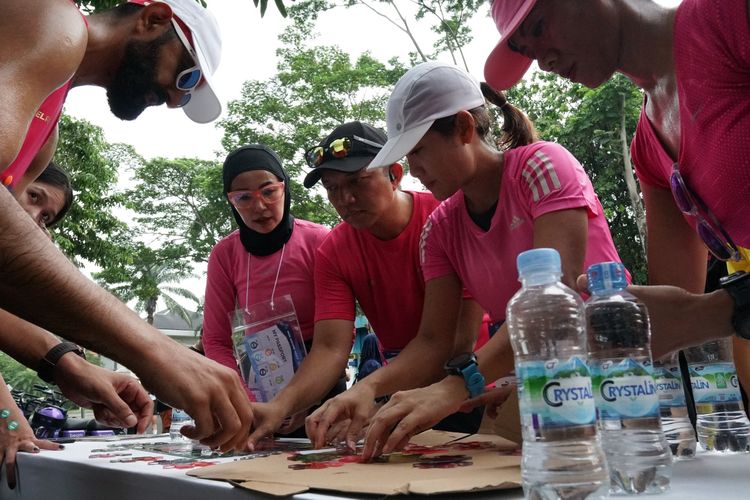 acara fun run yang diadakan oleh Yayasan Konservasi Alam Nusantara (YKAN), para pelari sedang menyelesaikan salah satu misi