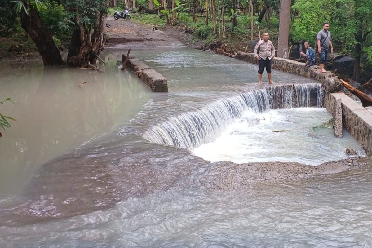 Diterjang Banjir, Jembatan Crossway Penghubung 2 Desa di Sikka Ambruk