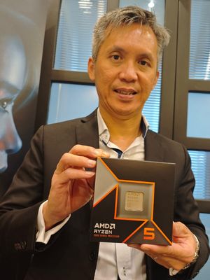 Senior Director Component Channel AMD Asia Pacific Japan Ryan Sim menunjukkan salah satu model prosesor dari lini Ryzen 9000 series dalam acara peluncurannya di Jakarta, Rabu (21/8/2024)