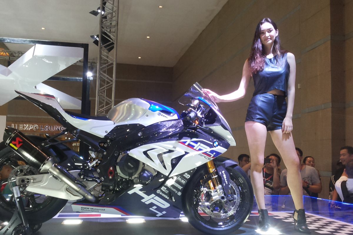 HP4 Race yang diperkenalkan BMW Motorrad di hari pertama ajang Indonesia International Motor Show (IIMS) 2018, di JIExpo Kemayoran Jakarta, Kamis (19/4/2018).