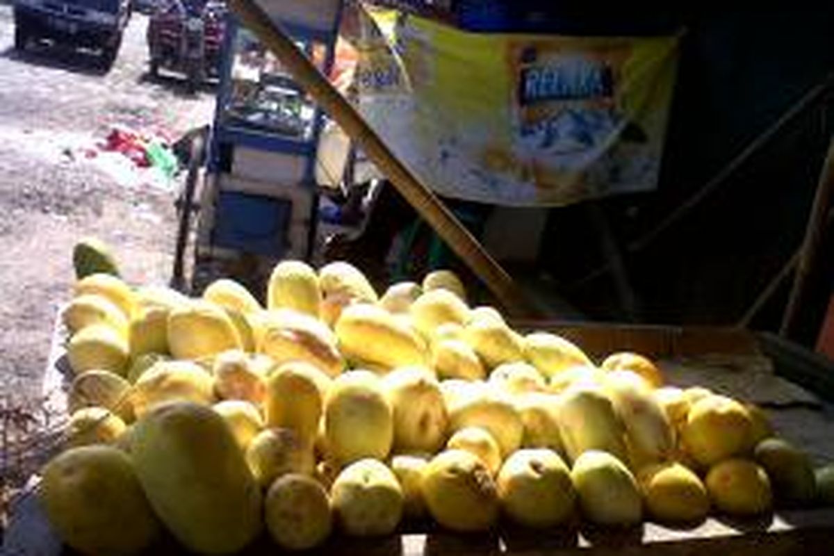 Timun suri menjadi buah yang diburu di bulan Ramadhan. Penjual timun suri juga terlihat di banyak tempat, salah satunya di Bekasi, Jawa Barat. 