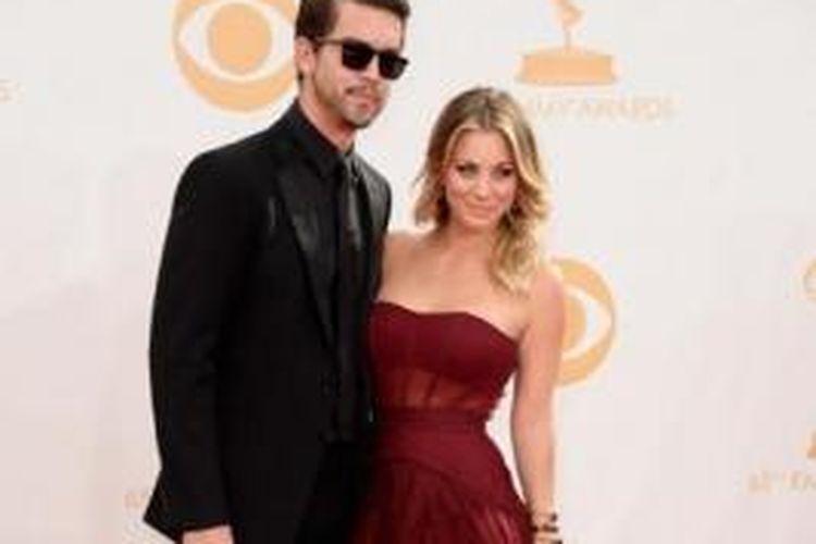 Petenis Amerika Serikat, Ryan Sweeting (kiri) berpose bersama kekasihanya yang sorang artis, Kaley Cuoco, di atas red carpet Primetime Emmy Awards di Nokia Theatre, Los Angeles, Minggu (22/9/2013).