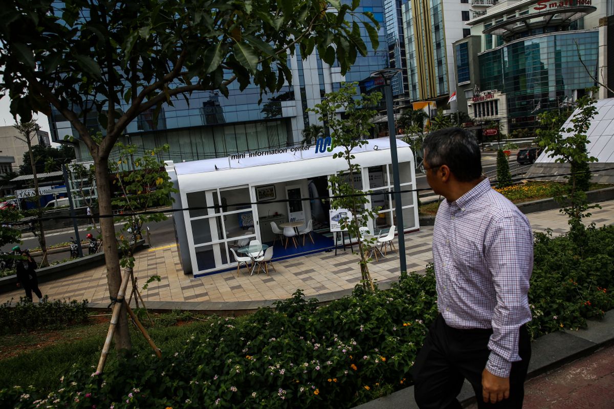 Pusat informasi MRT Jakarta berbentuk kereta di Taman Dukuh Atas, Tanah Abang, Jakarta Pusat, Senin (7/1/2019). Pusat informasi akan melayani masyarakat yang ingin mengetahui lebih jauh tentang semua hal yang berkaitan dengan transportasi massal yang akan mulai beroperasi pada bulan Maret mendatang.