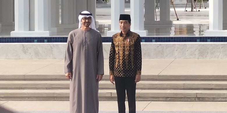 Presiden Uni Emirat Arab (UEA) Sheikh Mohamed Bin Zayed Al Nahyan dan Presiden Joko Widodo (Jokowi) setelah melakukan peresmian Masjid Raya Sheikh Zayed Solo, pada Senin (14/11/2022).