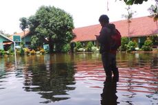Banjir, Ratusan Pelajar SD 07 dan 08 Duren Sawit Diliburkan