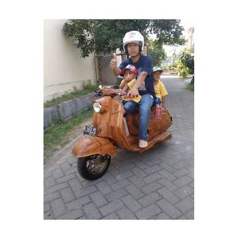 Taufiq Qurrohman, pemilik dan pembuat vespa berbodi kayu jati.