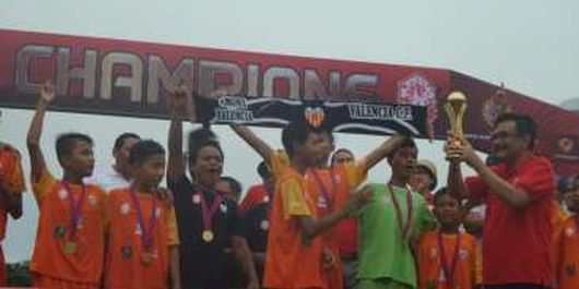 Wakil Gubernur DKI Jakarta Djarot Saiful Hidayat memberi piala untuk anak Rusun Daan Mogot yang meraih juara 1 kompetisi sepakbola di Jakarta Rusun Festival, Minggu (23/10/2016). 