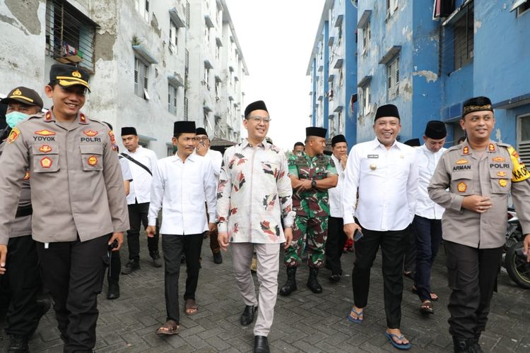 Anggota Forkopimda Kabupaten Sampang saat penjemputan mantan pengikut Syiah di Rusunawa Jemundo Sidoarjo, Jumat (29/4/2022). Pemulangan warga dilakukan secara bertahap.