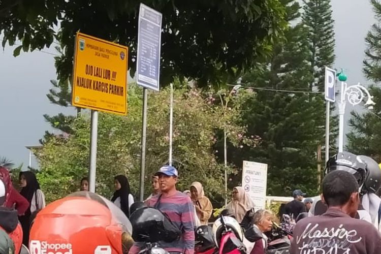 Salah satu plang bertuliskan 'Ojo Lali Lur ! Njaluk Karcis Parkir’ di sekitar Alun-Alun Kota Batu, Jawa Timur. 